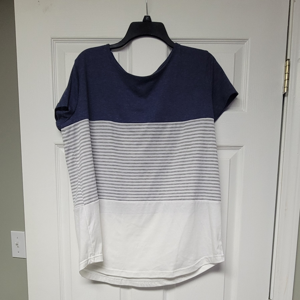 Womens Short Sleeve Color Block Striped T-shirt with Round Neck.